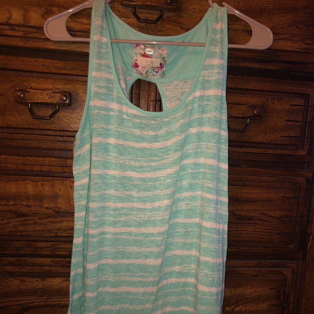 Keyhole back tank